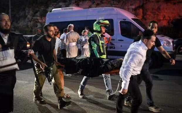 Chuyển người bị thương đi cấp cứu. Ảnh: timesofisrael.com