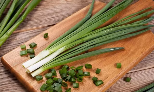 Hành lá hóa 'thuốc độc' khi kết hợp với một số thực phẩm, chớ dại ăn chung