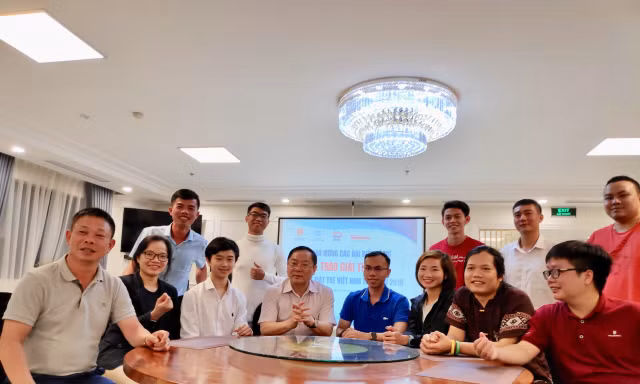 Nhà báo Lê Xuân Sơn ( ngồi thứ 4 từ trái vào) và nhà báo Phùng Công Sưởng ( ngoài cùng bên trái) chụp ảnh lưu niệm cùng các gương mặt trẻ.