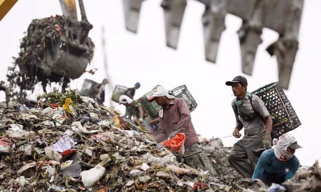 Indonesia cáo buộc một số nước phương Tây đã cố gắng gửi chất thải độc hại đến nước này. Ảnh: Reuters