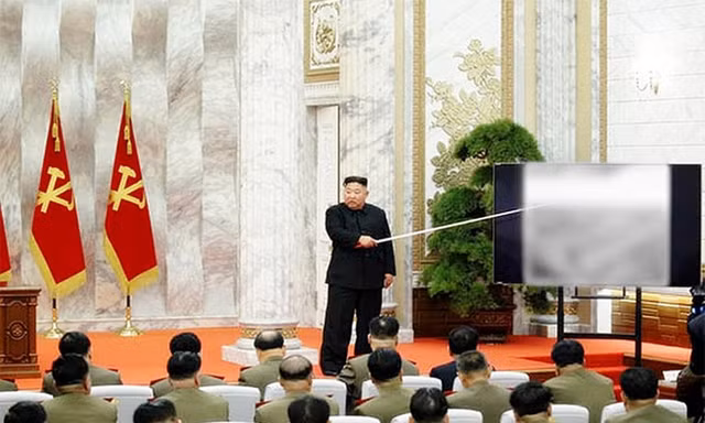 Ông Kim nói trước các tướng lĩnh quân sự, trong tấm ảnh được đăng tải hôm 24/5. Ảnh: Rodong Sinmun.