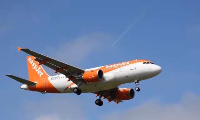 Nhóm khách say rượu khiến chuyến bay easyJet như 'địa ngục'
