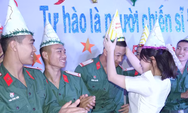 Ấm áp đêm sinh nhật đồng đội của chiến sĩ Công binh 229
