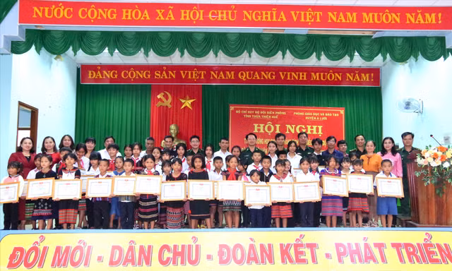 Tuyên dương học sinh dân tộc thiểu số vùng biên giới có thành tích xuất sắc