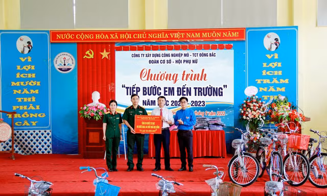 Áo Đoàn tiếp sức học sinh nghèo tới trường