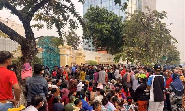 THẾ GIỚI 24H: Chen lấn nhận tiền lì xì của đại gia Campuchia, 4 người thiệt mạng