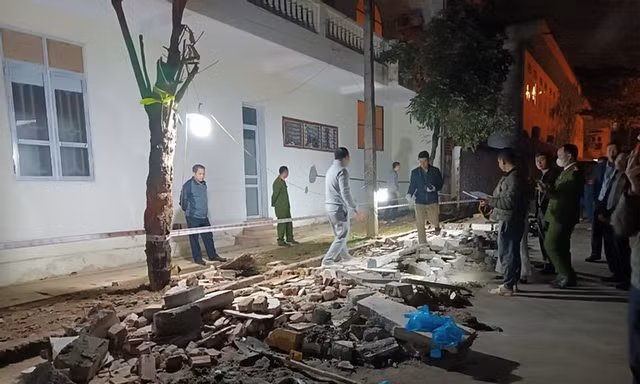 Sập tường bao trường tiểu học khiến 4 người thương vong