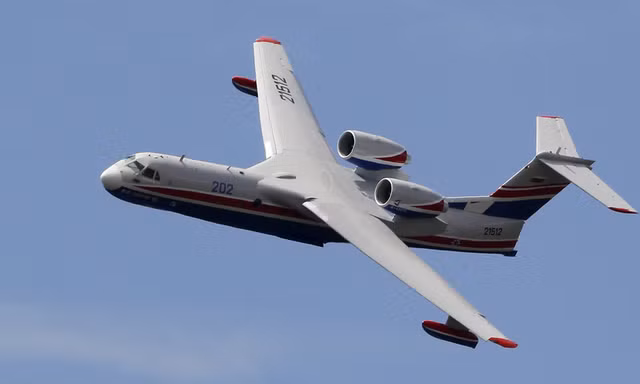 Một chiếc máy bay chữa cháy Beriev Be-200ES. Ảnh: Reuters