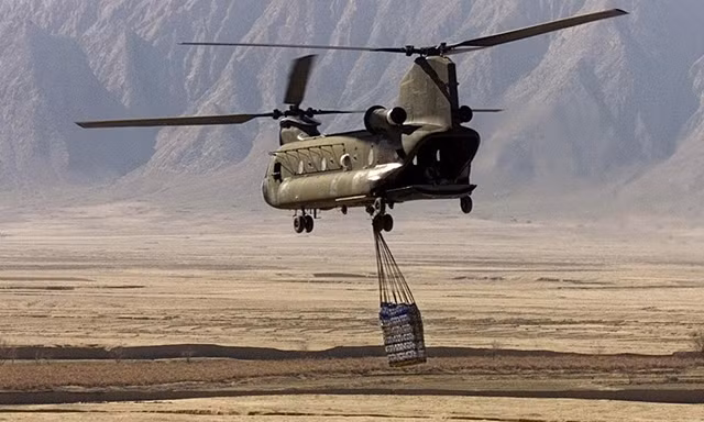 Trực thăng quân sự CH-47 Chinook chở hàng hóa Afghanistan. Ảnh: AP