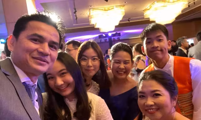 Kiatisuk hát bài 'Hãy về đây bên anh' trong tiệc chia tay gia đình