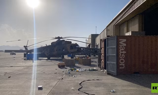 Lộ hình ảnh lính Mỹ đập phá căn cứ quân sự và các thiết bị trước khi rời Afghanistan