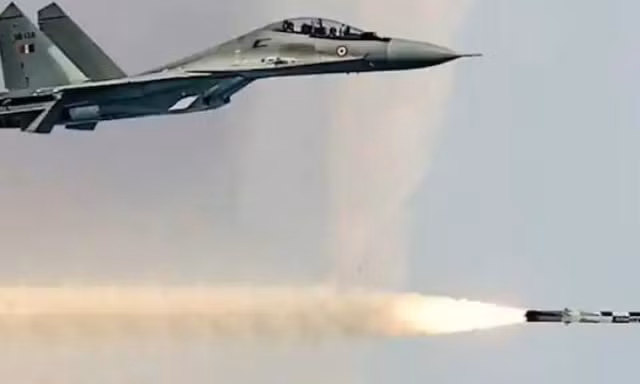 Ấn Độ phóng tên lửa hành trình BrahMos từ máy bay Su30-MKI 