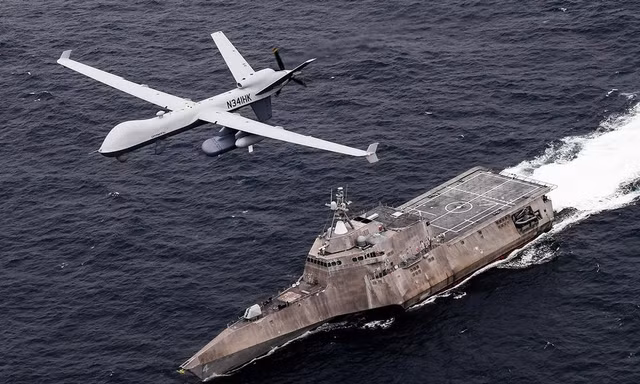 Một máy bay không người lái MQ-9 Sea Guardian bay trên tàu tác chiến cận bờ USS Coronado thuộc Hạm đội Thái Bình Dương.
