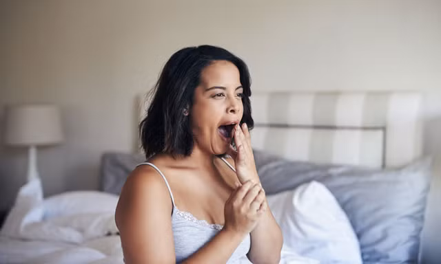 Ngủ dậy thấy những dấu hiệu bất thường này, cần đi khám ngay