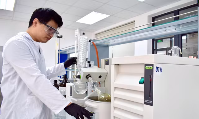 Tiến sĩ trẻ nghiên cứu phát minh thuốc điều trị HIV mới 