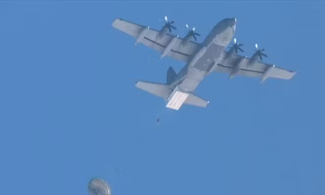 Một chiếc MC-130J Hercules của Không quân Mỹ thả mộttên lửa dù phía trên dãy White Sands ở New Mexico vào tháng 3