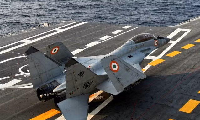 Cất cánh từ tàu sân bay, tiêm kích MiG-29K lao xuống Biển Ả Rập