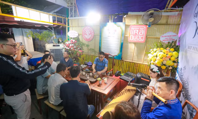 Du khách thích thú thưởng thức tinh hoa trà sen Hà Nội