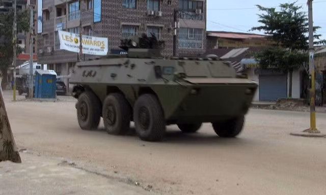 Xe quân sự trên đường phố ở khu vực Kaloum, Thủ đô Conakry, Guinea ngày 5/9/2021. (Ảnh: Reuters)
