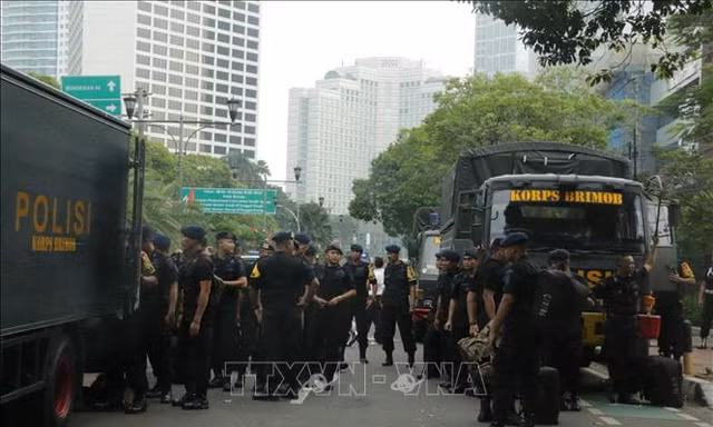 Cảnh sát có mặt trên đường phố ở Thủ đô Jakarta. Ảnh: TTXVN