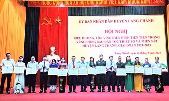 Động viên, biểu dương kịp thời những đóng góp của đội ngũ Người có uy tín