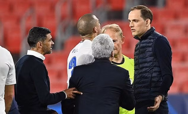 HLV Chelsea bị tố xúc phạm đồng nghiệp, suýt tẩn nhau với cầu thủ