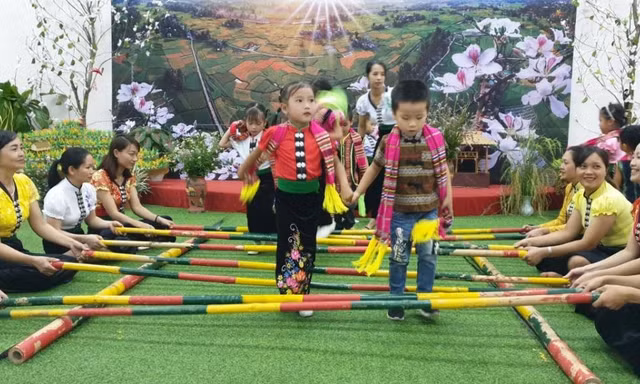 Nhiều nét văn hóa truyền thống đã được truyền dạy cho học sinh ở Mường Lò thời gian qua. Ảnh: VOV