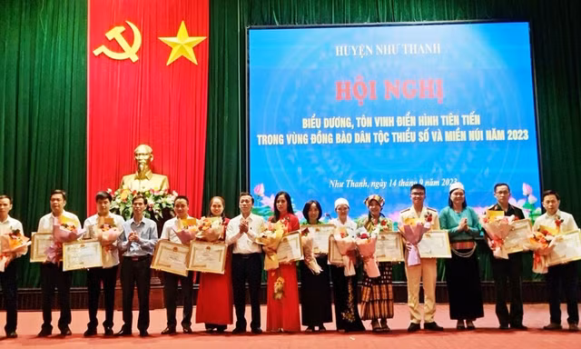 Tôn vinh người có uy tín, nhân sĩ, trí thức trong đồng bào dân tộc thiểu số