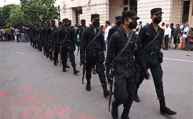 Binh sỹ Sri Lanka gác tại Phủ Tổng thống ở Colombo. (Ảnh: AFP/TTXVN)