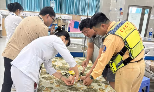 CSGT dùng xe đặc chủng chở cháu bé đi cấp cứu