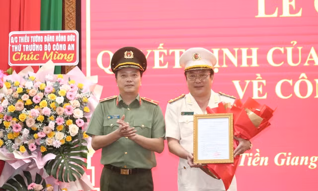 Thứ trưởng Đặng Hồng Đức trao Quyết định của Bộ trưởng Bộ Công an về việc điều động Đại tá Lâm Phước Nguyên đến nhận công tác và giữ chức vụ Giám đốc Công an tỉnh Tiền Giang, kể từ ngày 15/6.