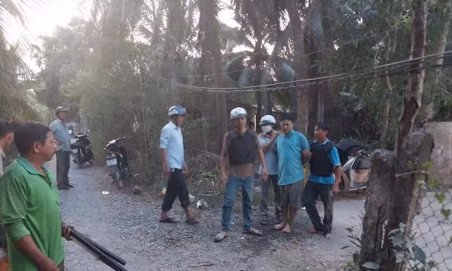 Vây bắt đối tượng đánh đập cha và anh ruột rồi cầm dao cố thủ