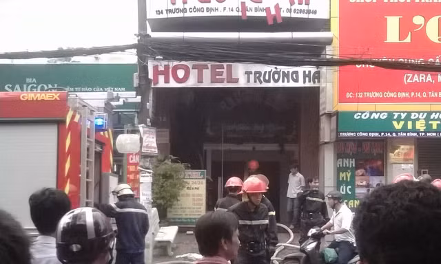Cháy khách sạn 5 tầng, nhiều người hoảng hồn