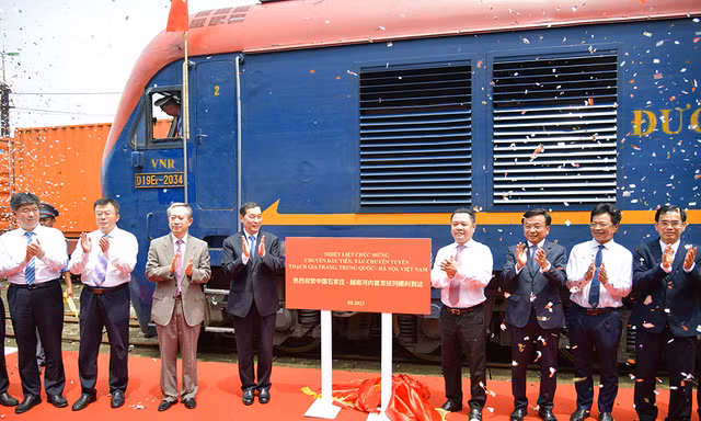 Chuyến tàu liên vận quốc tế đầu tiên nối Hà Nội - Thạch Gia Trang của Trung Quốc