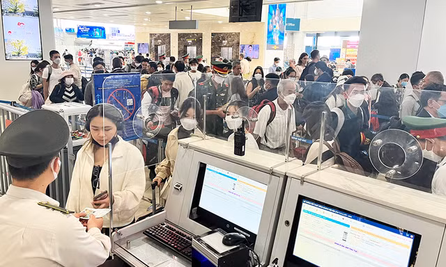 Nội Bài thí điểm xác thực khuôn mặt, vân tay khách đi máy bay từ 17/4