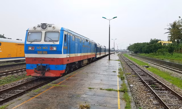 Đề xuất dùng tiếp đầu máy, toa tàu hết niên hạn tới năm 2030