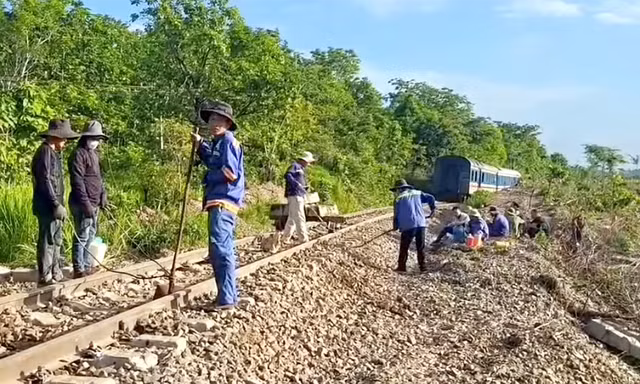 Đường sắt Bắc – Nam thông trở lại sau tai nạn tàu khách SE2 trật bánh