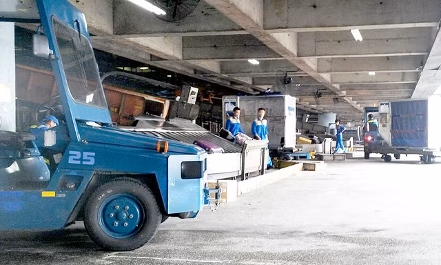 Bộ Giao thông yêu cầu 'siết' kiểm soát nhân viên bốc xếp sân bay sau vụ trộm đồ 