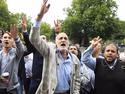 Ngày 27-7, ở bên ngoài Đại sứ quán Libya tại London (Anh), những người ủng hộ phe đối lập ở Libya hô khẩu hiệu chống chế độ Gadhafi Ảnh: AP