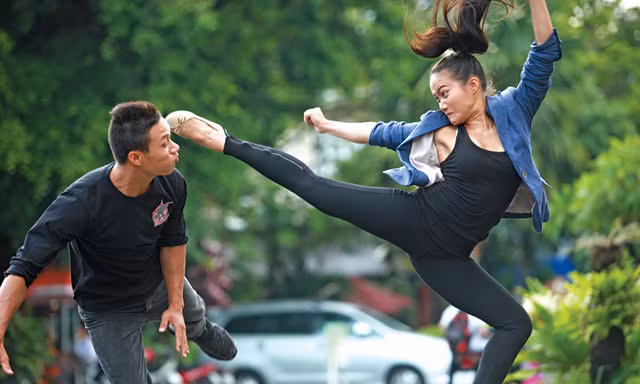Cận cảnh màn trình diễn của nữ Cascadeur