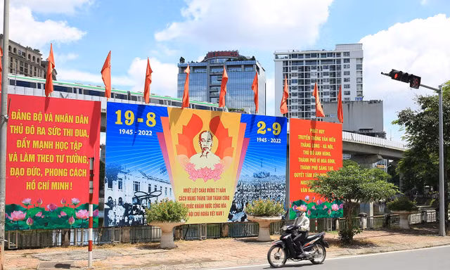 Phố phường Hà Nội trang hoàng cờ hoa chào mừng ngày lễ lớn 2/9 