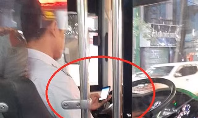 Hoảng hồn tài xế xe buýt vừa lái xe vừa dùng điện thoại