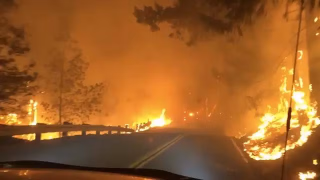Ôtô băng qua biển lửa trong cháy rừng ở California, Mỹ