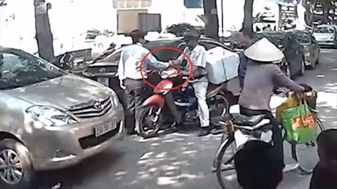 Va chạm khi tham gia giao thông, tài xế ôtô chủ động bắt tay làm hòa 