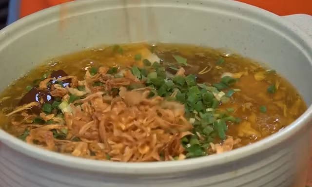 Bỏ nghề dược, chàng trai bán bánh canh 'khổng lồ'