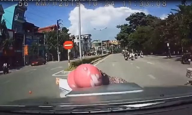 Chạy xe tốc độ cao trong phố, ô tô tông trúng nữ sinh đi xe đạp điện sang đường