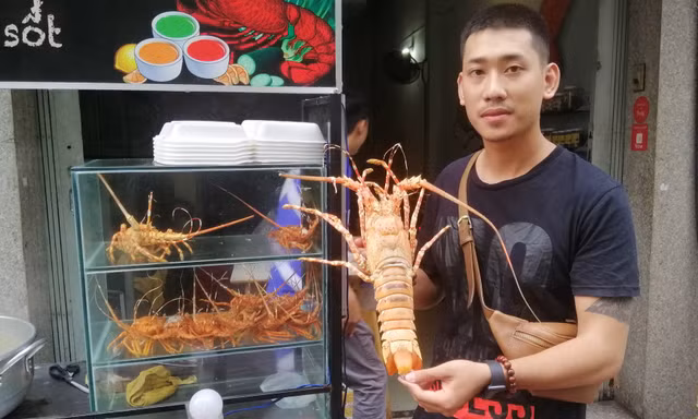 Chán việc sân bay, chàng trai mở quán tôm hùm vỉa hè