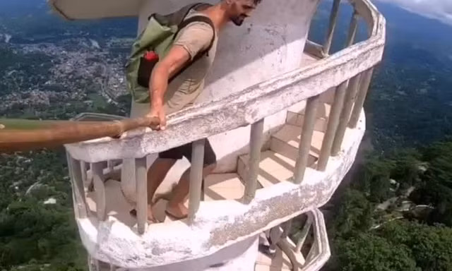 Rùng mình với cầu thang xoắn ốc không dành cho người sợ độ cao