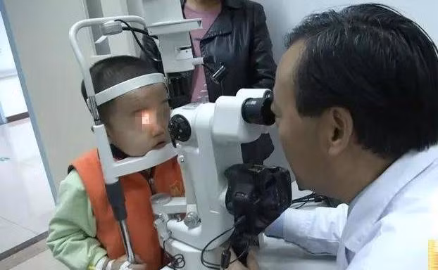 Bé trai 3 tuổi bị mù 10 ngày vì cảm lạnh