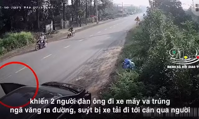 Tài xế mở cửa xe bất cẩn, 2 người đi xe máy suýt bị xe tải cán qua người